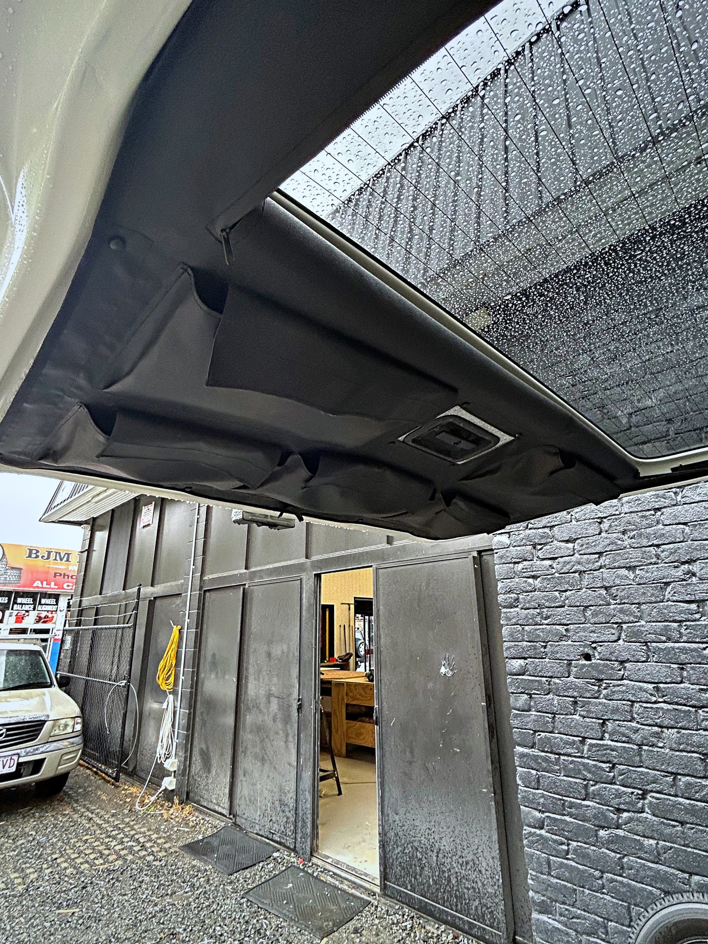 Toyota Hiace 200 Series: Rear tailgate shade and storage system